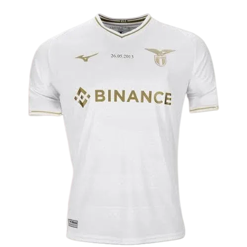 0PiHcNXc1fAC2Yy9Cxdno-transformed.webp Maglia Lazio Anniversario 26 maggio bianca
