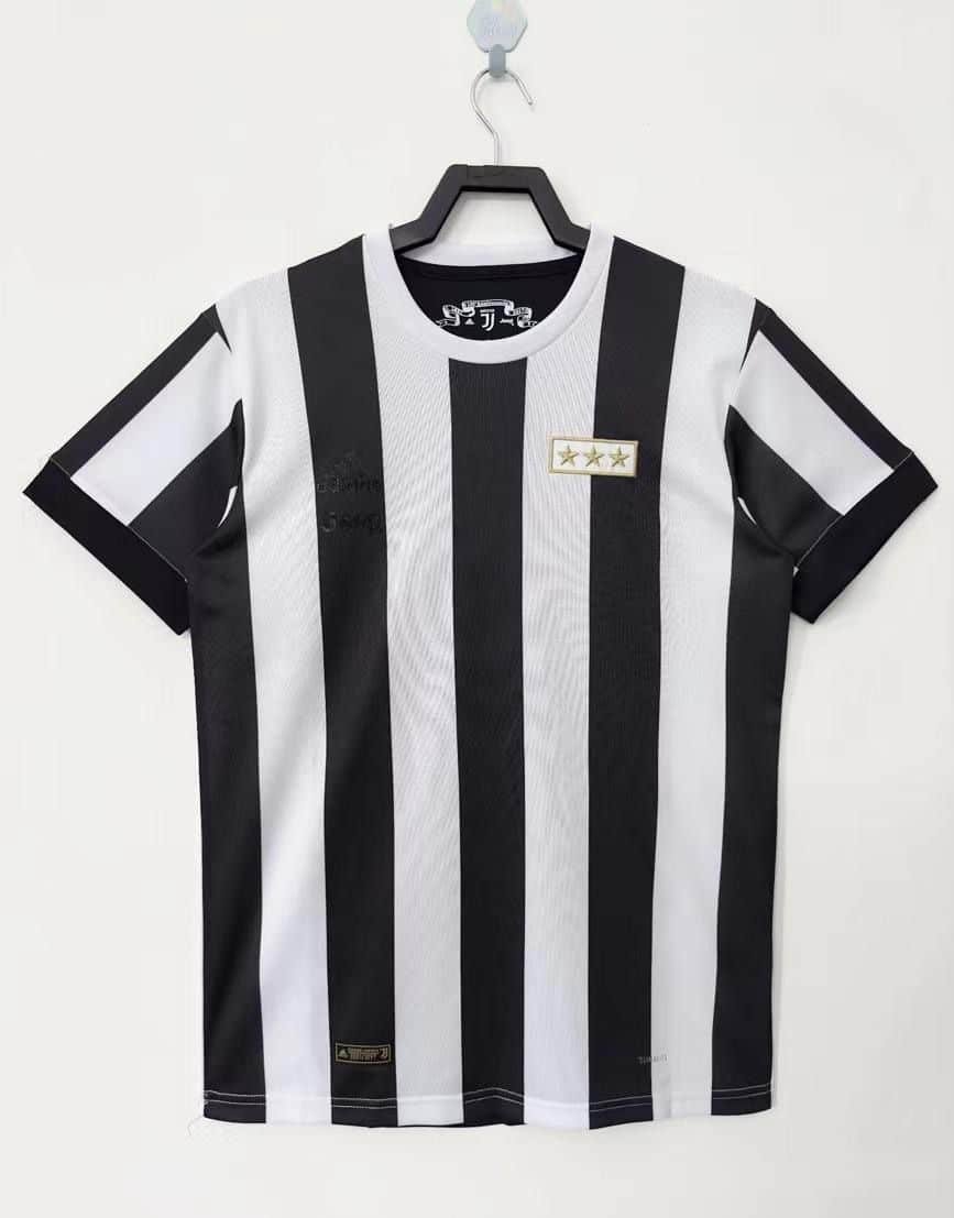Maglia-Juventus-Anniversario-120-Anni-celebrativa.jpeg Maglia Juventus Anniversario 120 Anni