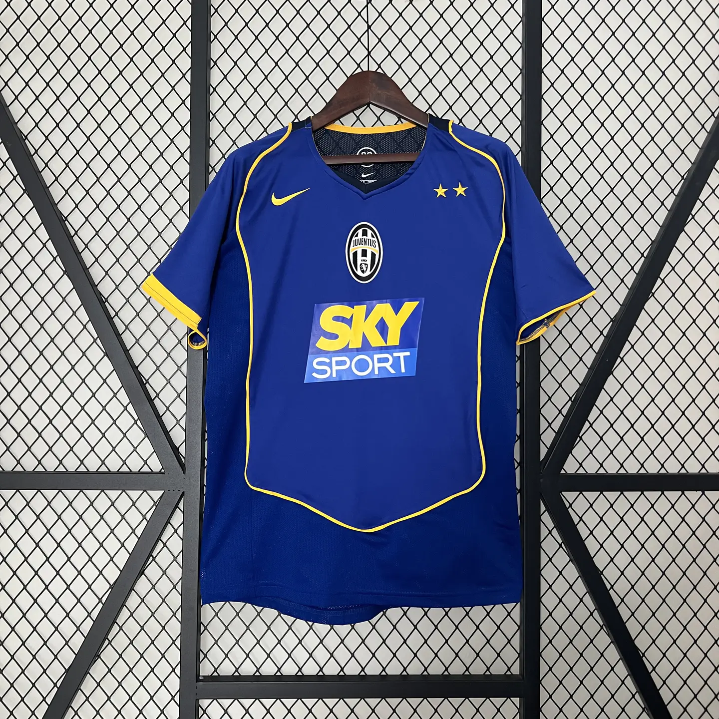 Maglia_Juventus_2004-05_Away_blu_Nike.webp Maglia Juventus 2004/05 Away blu Nike