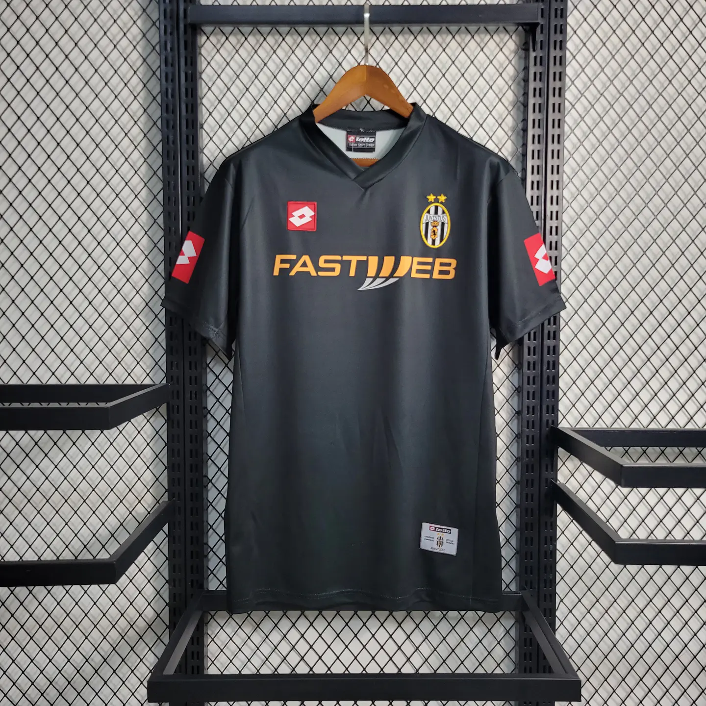 maglia_Juventus_2001-02_away_nera_Lotto.webp Maglia Juventus 2001/02 away nera Lotto