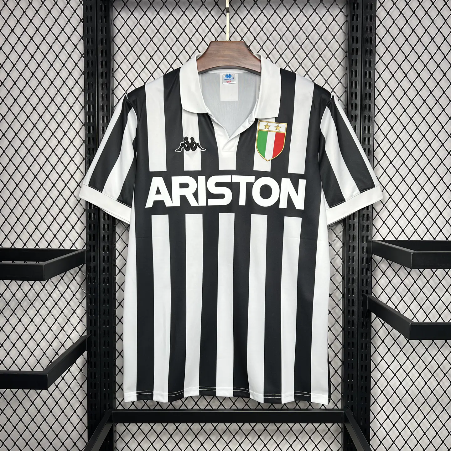 maglia_Juventus_Ariston_1984-85_Home_Kappa.webp Maglia Juventus Ariston 1984/85 Home Kappa