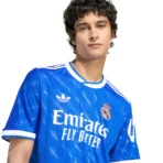 Terza maglia Real Madrid 2025/26 azzurra - immagine 2